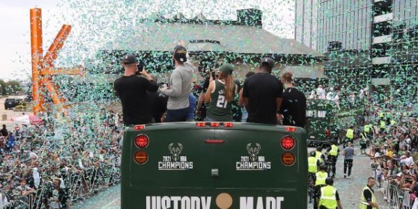 开云体育下载-等待了半世纪的狂欢！密尔沃基万人空巷庆雄鹿登顶