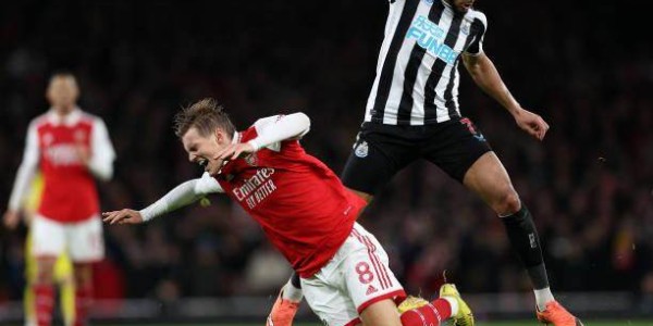 客户端下载-枪手得势难得分，主裁“漏判”俩点球塔帅暴怒：可耻！