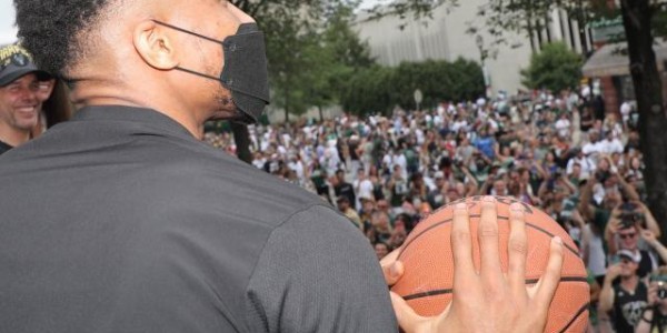 开云体育下载-等待了半世纪的狂欢！密尔沃基万人空巷庆雄鹿登顶