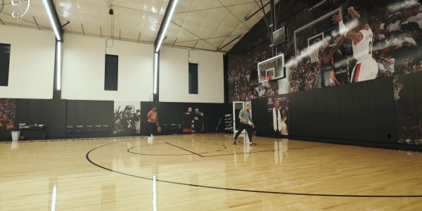 重回球场！利拉德更新社媒 晒自己投篮+跑步训练视频